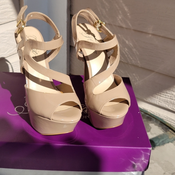 Fergie nude strapy high heel - Picture 2 of 4